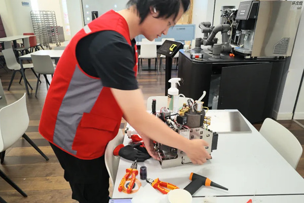 4小时修好机器人“咖啡师”，京东服务英国工程师被赞“神仙队友”！